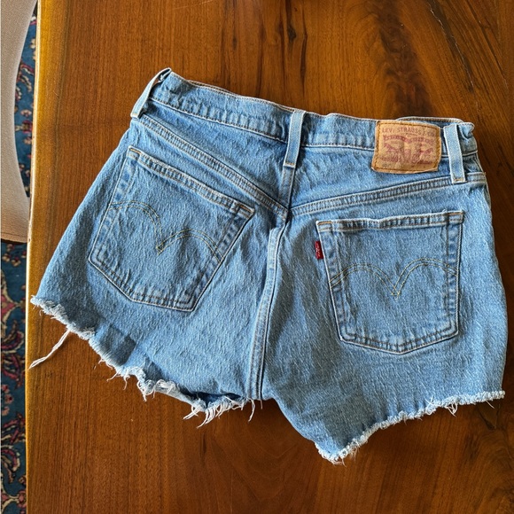 size 27 levi 501 shorts - Picture 2 of 4